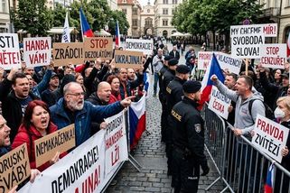 Lepšolidi versus dezoláti: Co o nás říká nálepkování druhých? - Médium.cz